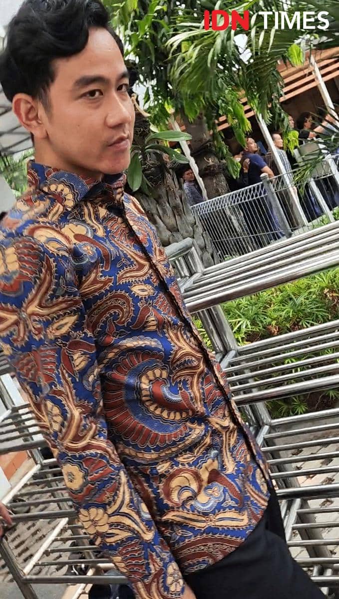 Momen Gibran Salat Jumat di Masjid Istana Wapres saat Isu Mundur Mencuat