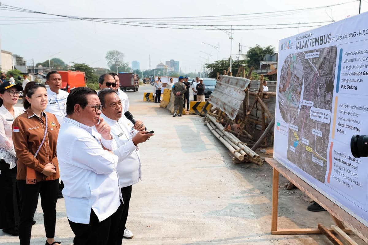 Gubernur DKI Jakarta, Pramono Anung, meninjau pembangunan Jalan Tembus Kelapa Gading–Pulo Gadung, Jumat (9/10).