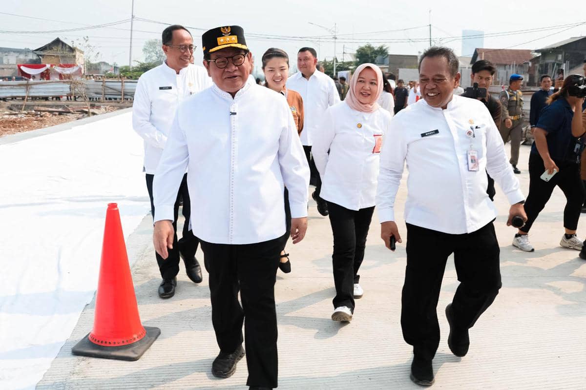 Gubernur DKI Jakarta, Pramono Anung, meninjau pembangunan Jalan Tembus Kelapa Gading–Pulo Gadung, Jumat (9/10). 