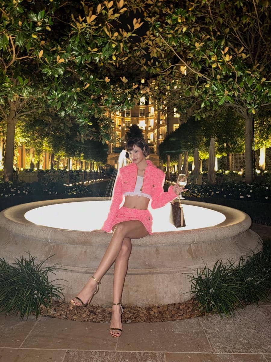 Gaya Lalisa saat menghadiri after party Louis Vuitton di Paris, seperti dibagikan melalui akun Instagramnya.