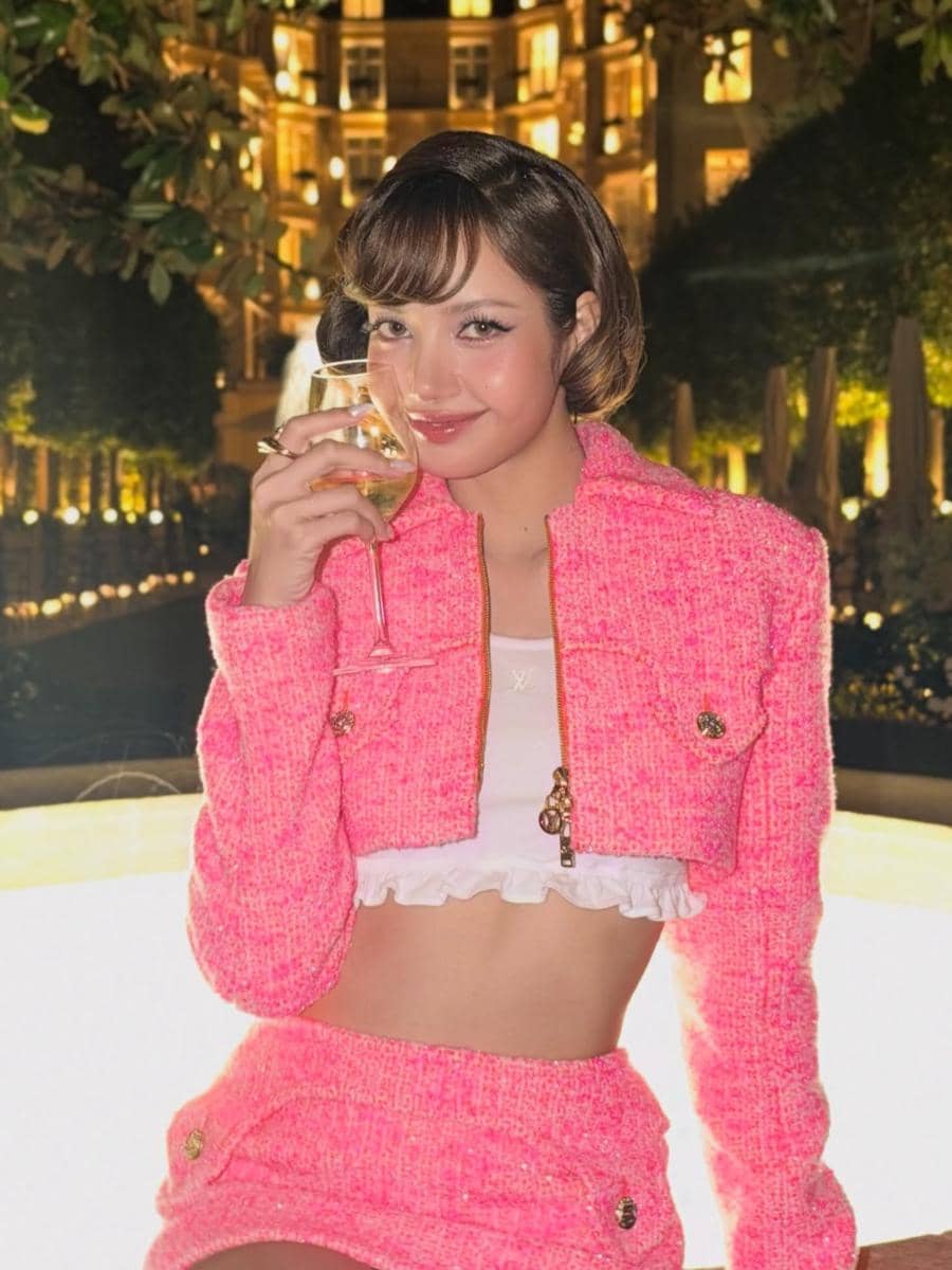 Gaya Lalisa saat menghadiri after party Louis Vuitton di Paris, sebagaimana dibagikan melalui akun Instagramnya.