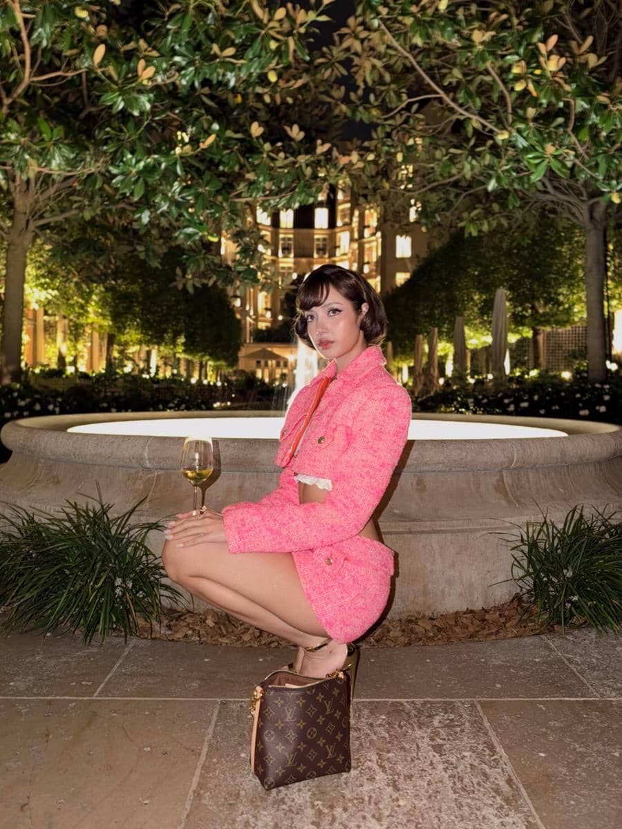 Lalisa berpose dengan gaya busana elegan dalam acara after party Louis Vuitton yang digelar di Paris.