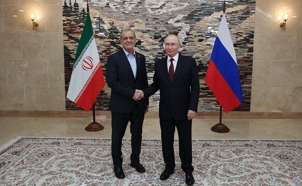 Presiden Rusia Vladimir Putin bersalaman dengan Presiden Iran Masoud Pezeshkian