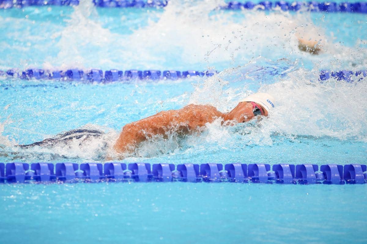 Atlet renang penerima beasiswa Bakti BCA berkompetisi dalam ajang Asian Games 2026 di kolam renang.