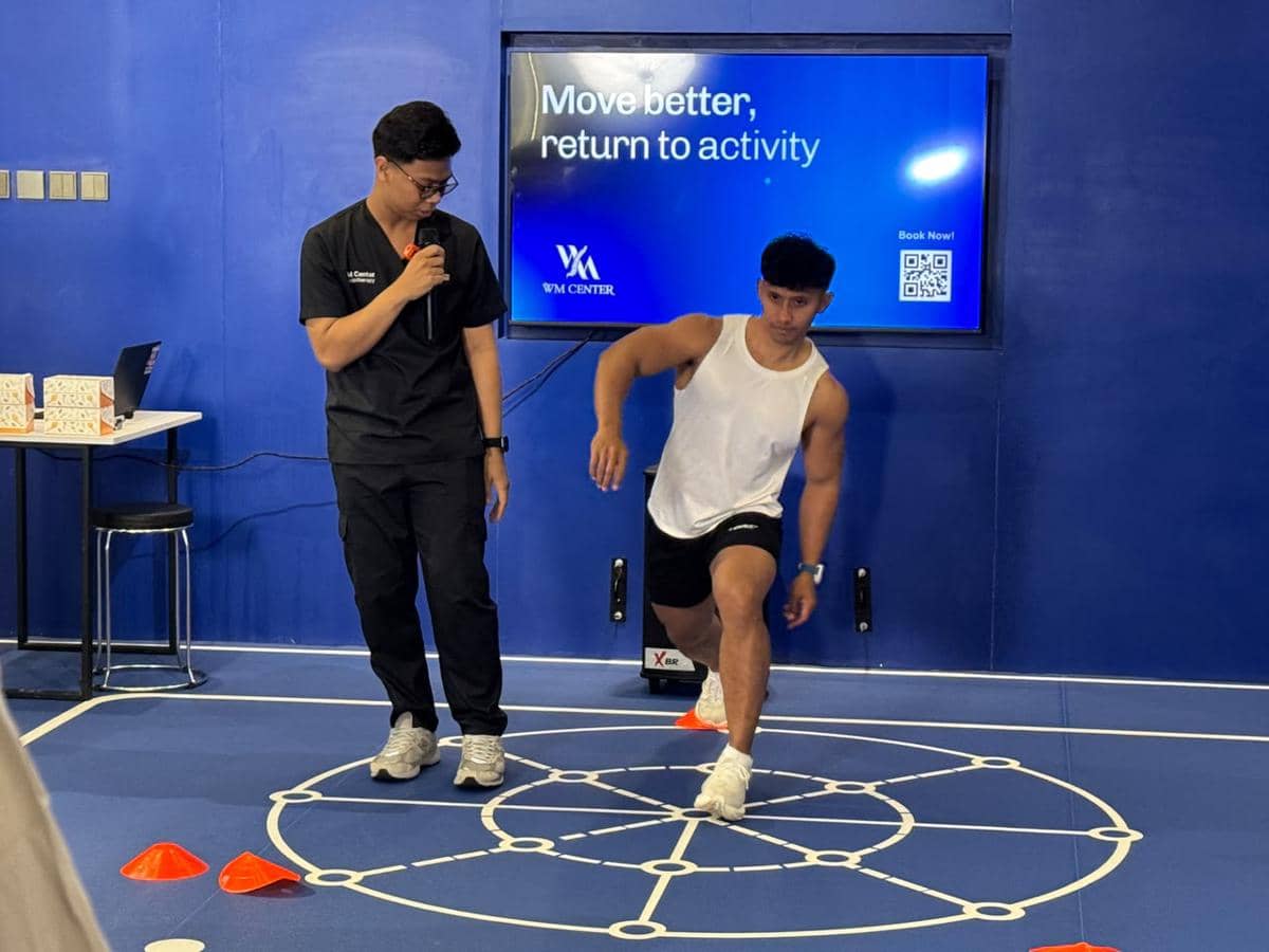 Sejumlah lansia mengikuti kelas olahraga di WM Center Sunter dengan gerakan peregangan bersama instruktur.