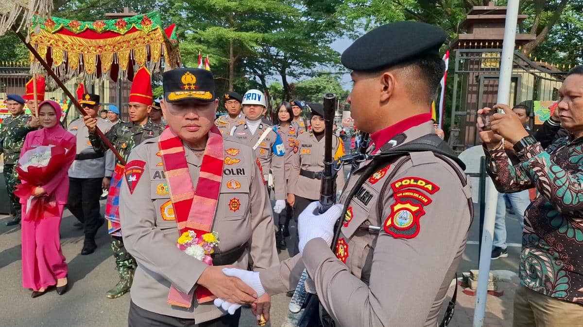 Kapolda Sulsel Irjen M Awal Chairuddin disambut saat tiba di Kantor Polda Sulsel, Jumat (9/10/2026). (IDN Times/Darsil Yahya)