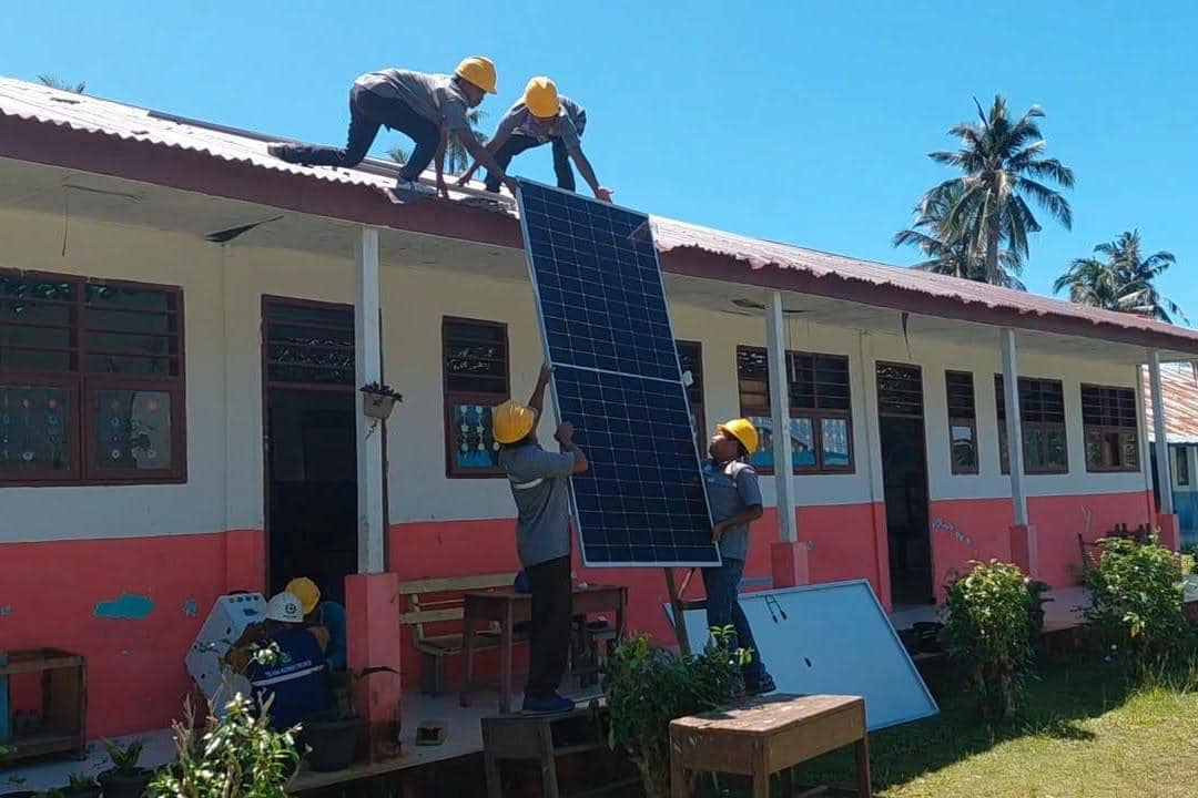 pln, panel surya, petugas pln