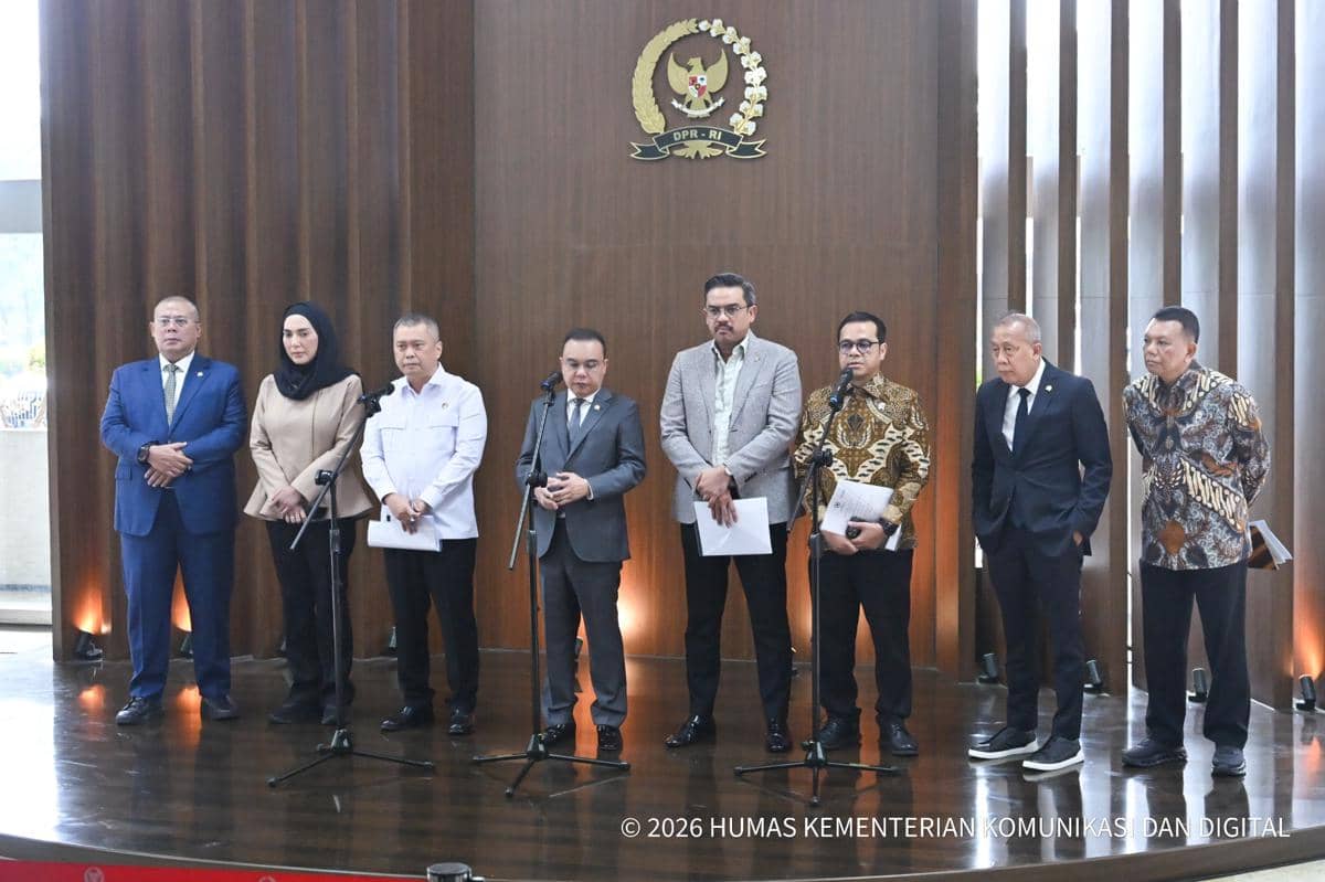 Wamenkomdigi Nezar Patria bersama pimpinan DPR RI dan perwakilan pemerintah dalam konferensi pers terkait Perpres Nomor 27 Tahun 2026 tentan