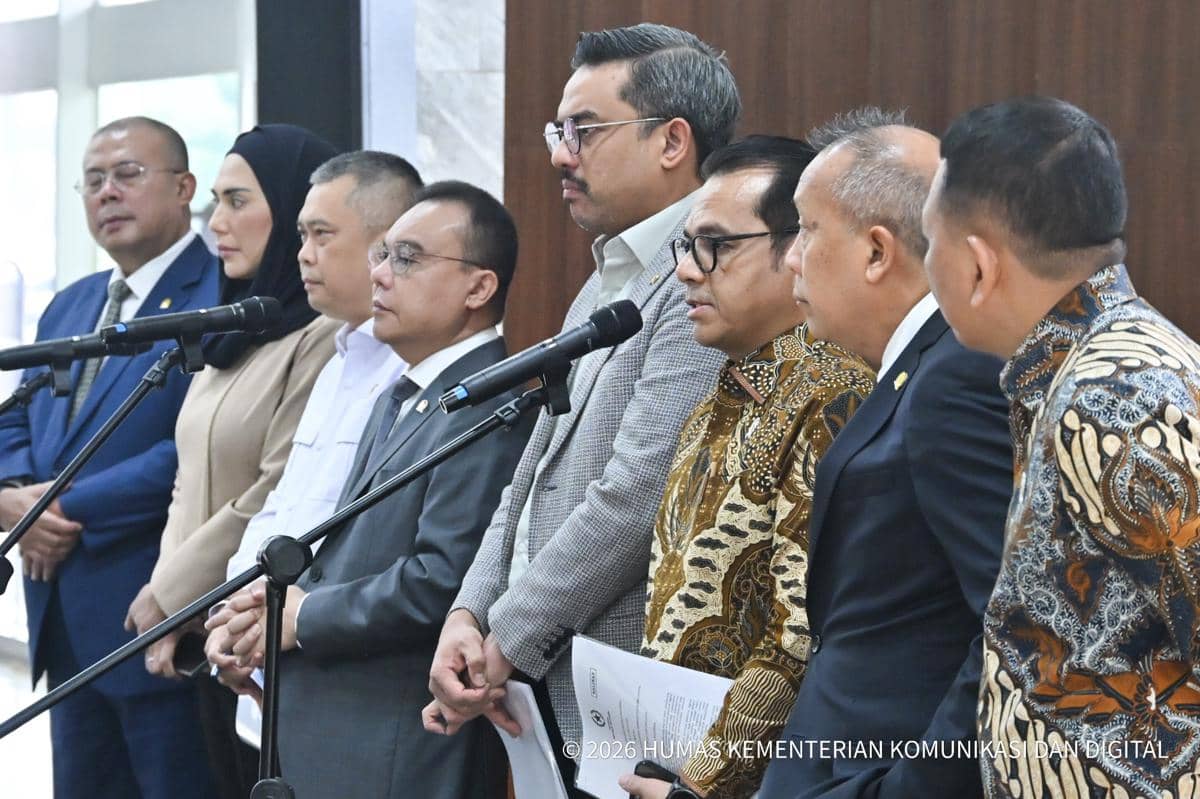 Wamenkomdigi Nezar Patria bersama pimpinan DPR RI dan perwakilan pemerintah dalam konferensi pers terkait Perpres Nomor 27 Tahun 2026 tentan