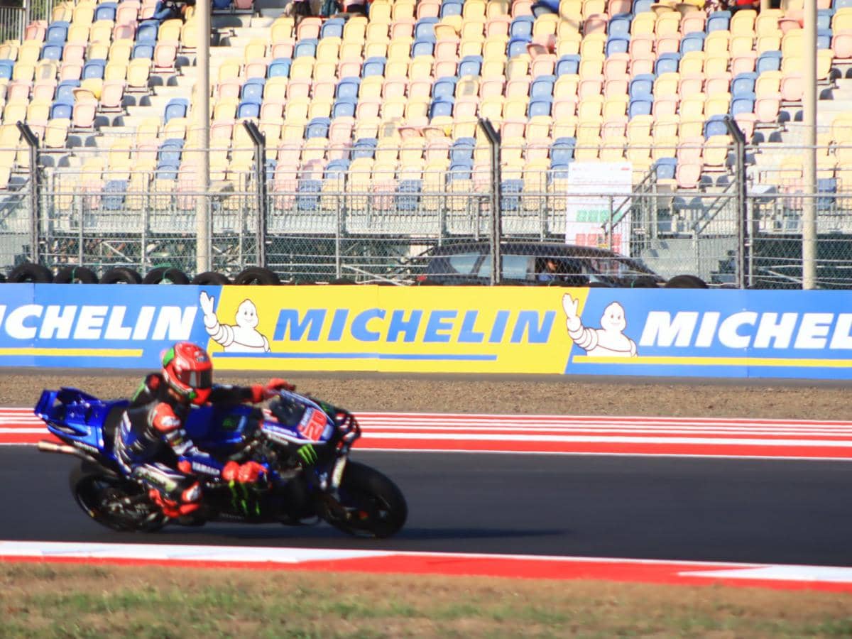 Pembalap MotoGP, Fabio Quartararo saat sesi Practice di Sirkuit Mandalika pada Jumat (9/10/2026). (IDN Times/Linggauni)