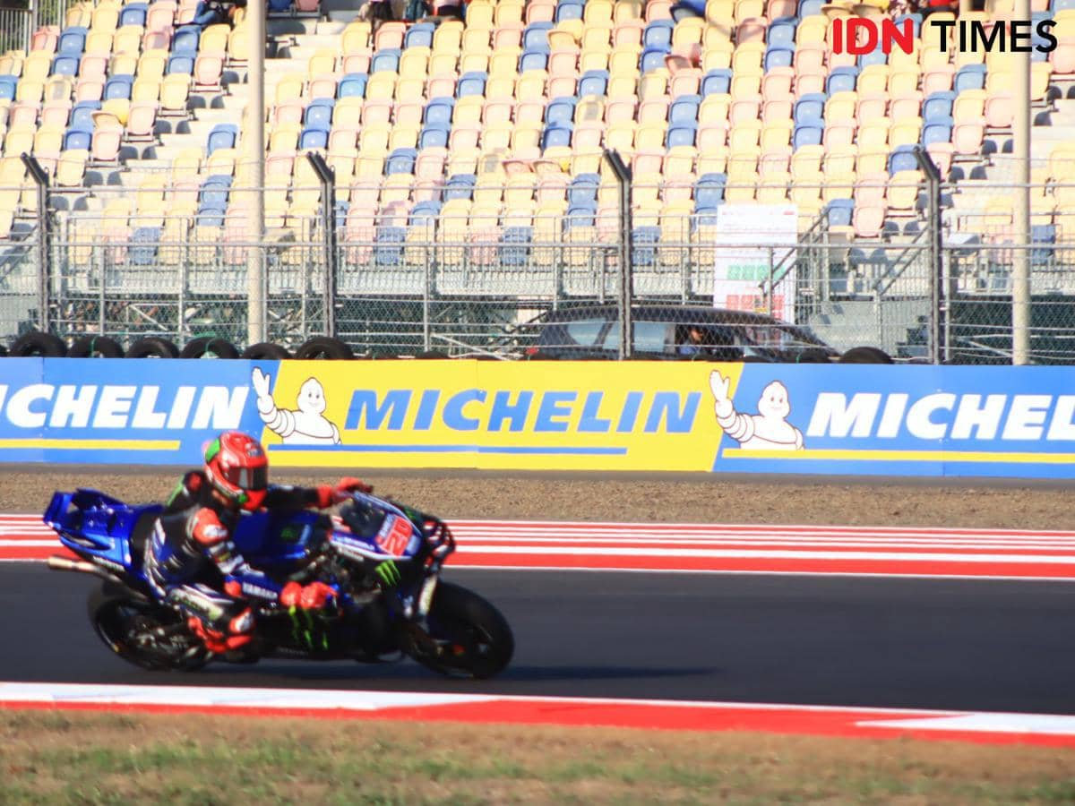 Pembalap MotoGP, Fabio Quartararo saat sesi Practice di Sirkuit Mandalika pada Jumat (9/10/2026). (IDN Times/Linggauni)