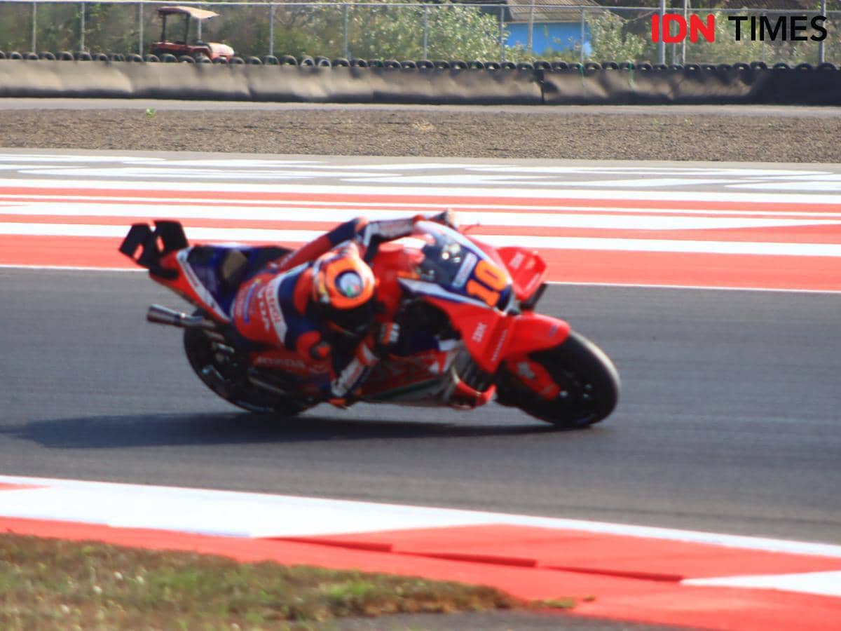 Pembalap MotoGP, Luca Marini pada sesi Practice MotoGP Mandalika 2026, Jumat (9/10/2026). (IDN Times/Linggauni)