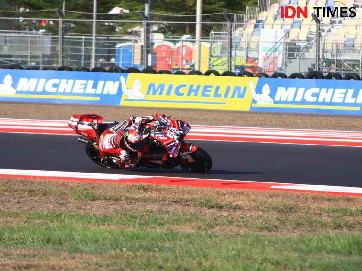 Pembalap MotoGP, Francesco Bagnaia saat Free Practice 1 MotoGP Mandalika. (IDN Times/Linggauni)