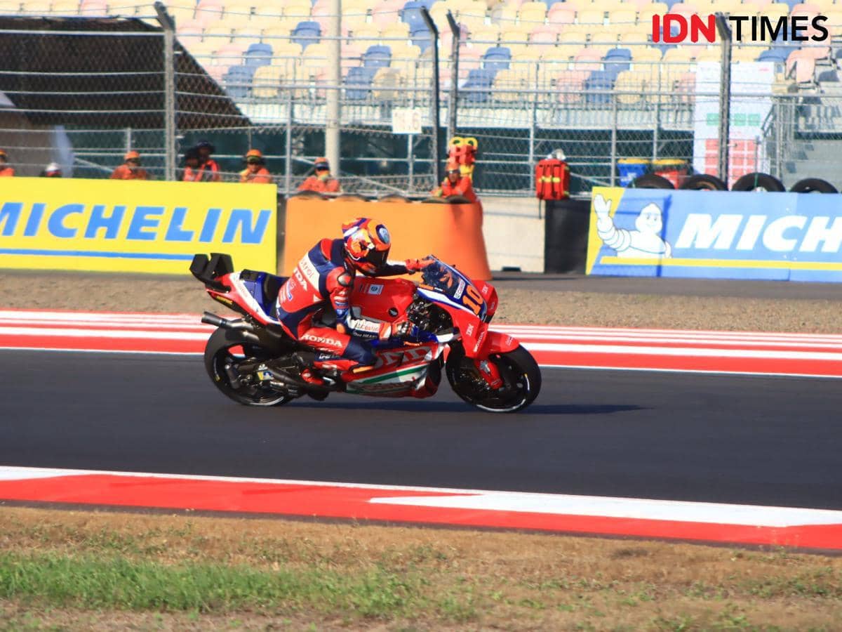 Pembalap MotoGP, Luca Marini pada sesi Practice MotoGP Mandalika 2026, Jumat (9/10/2026). (IDN Times/Linggauni)