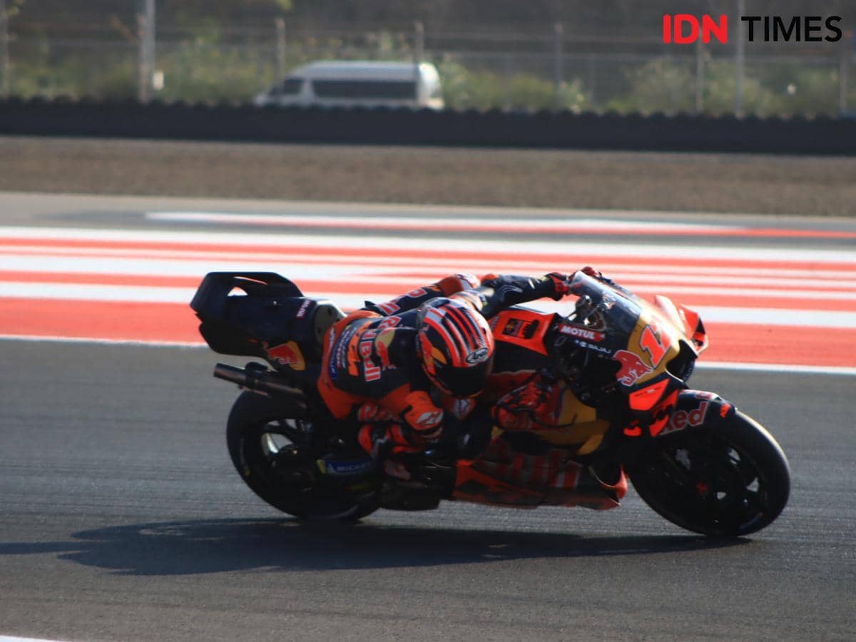Pembalap MotoGP, Maverick Vinales saat sesi Practice di Sirkuit Mandalika pada Jumat (9/10/2026). (IDN Times/Linggauni)