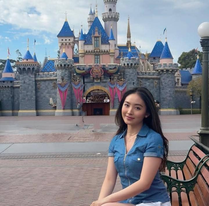 Natasha Wilona Liburan ke Disneyland Anaheim