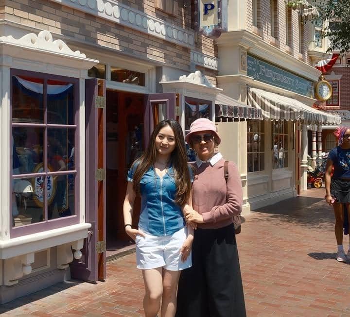 Natasha Wilona Liburan ke Disneyland Anaheim