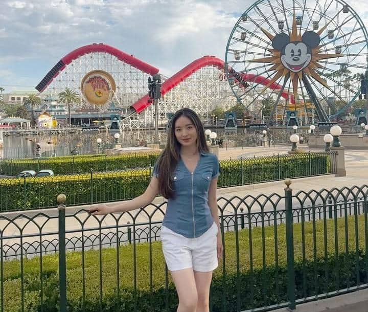 Natasha Wilona Liburan ke Disneyland Anaheim
