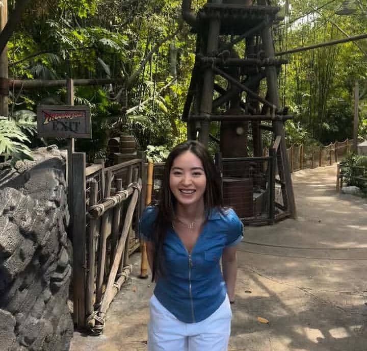 Natasha Wilona Liburan ke Disneyland Anaheim