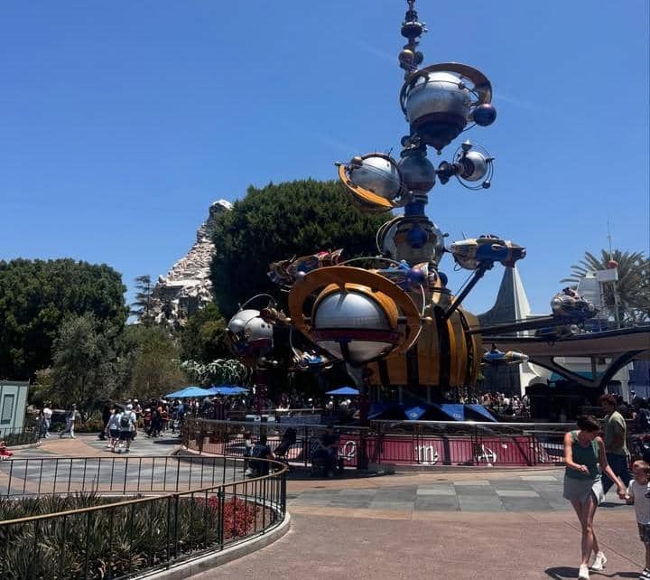 Natasha Wilona Liburan ke Disneyland Anaheim