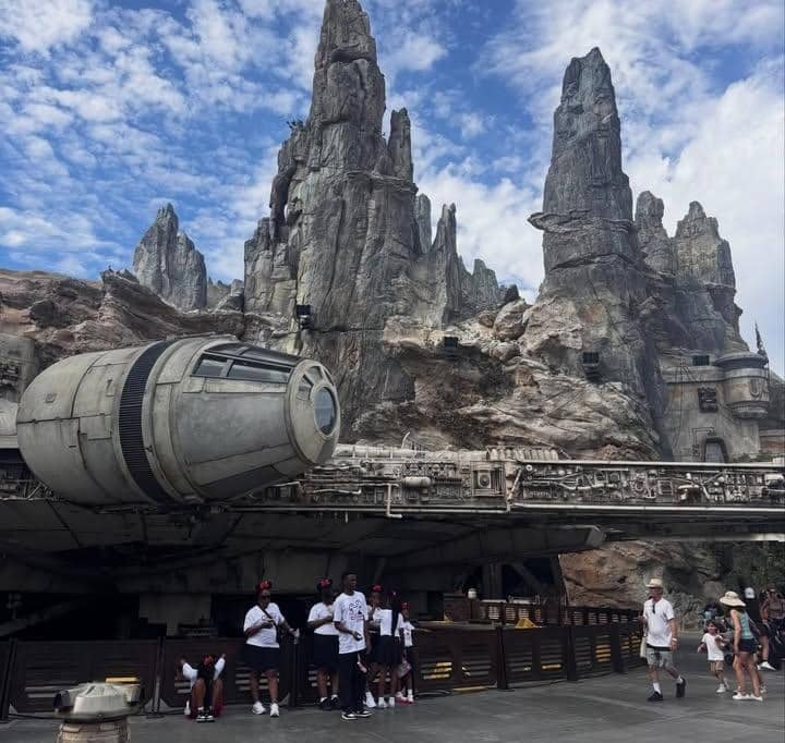 Natasha Wilona Liburan ke Disneyland Anaheim