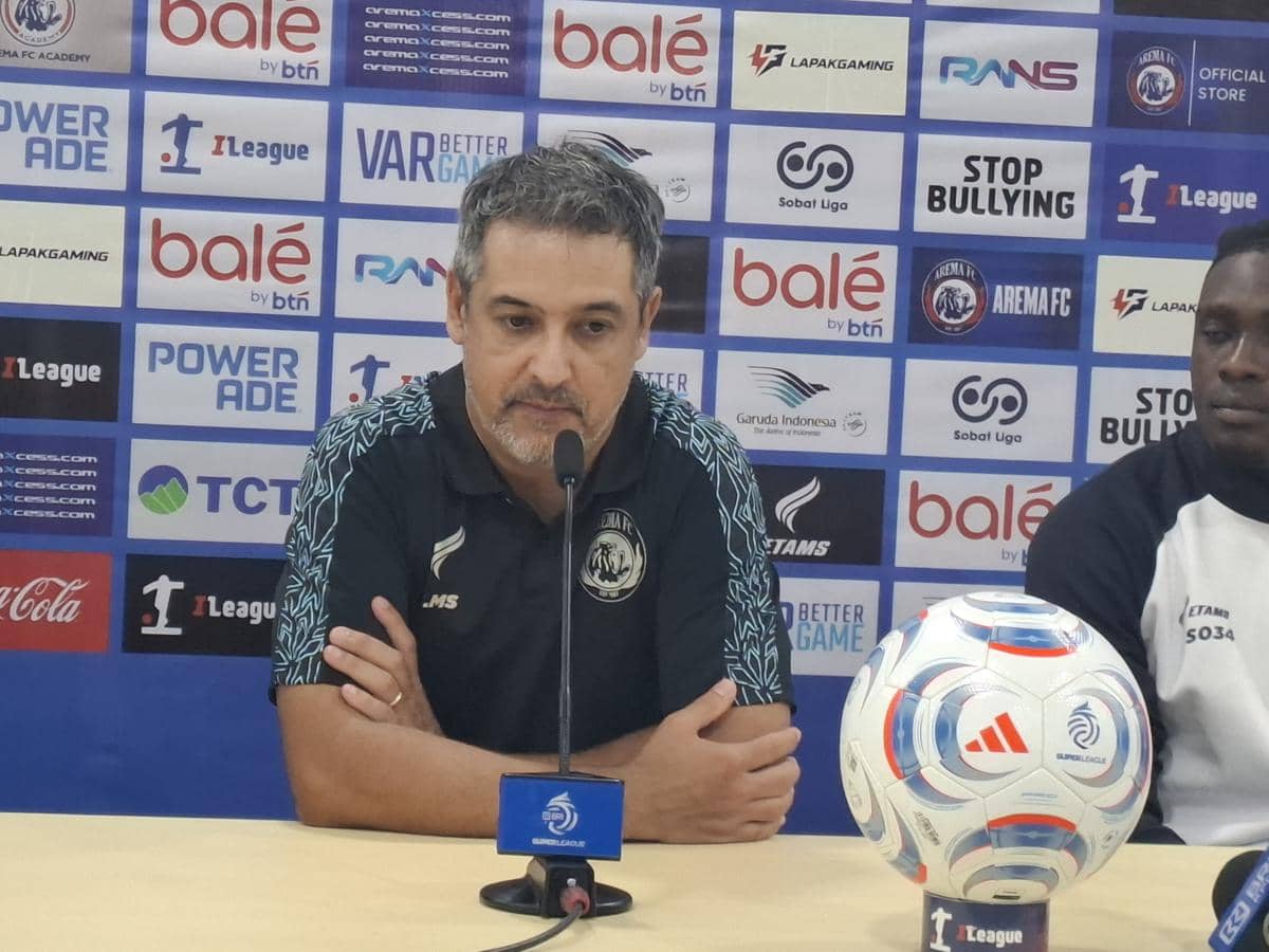 Marcos Santos, pelatih Arema FC, sedang berada di area lapangan dalam kegiatan bersama tim Arema FC.