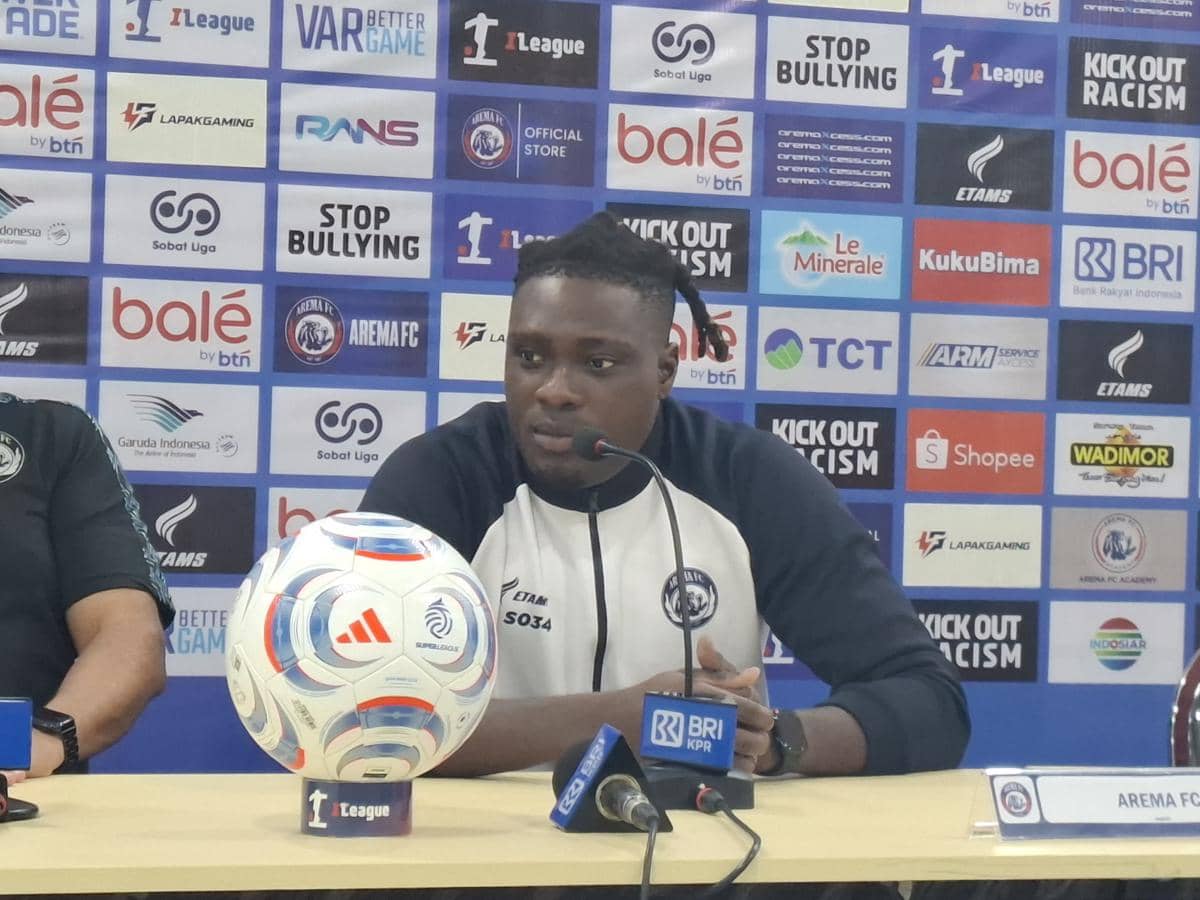 Samuel Otusanya, striker Arema FC, dalam potret yang menyertai informasi tentang pemain sepak bola tersebut.