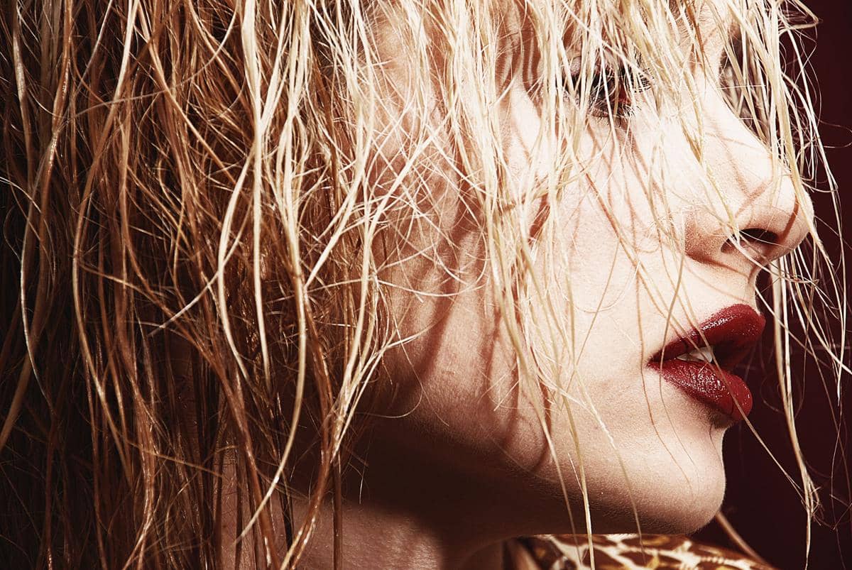 ilustrasi lipstik dengan efek blur pada bibir