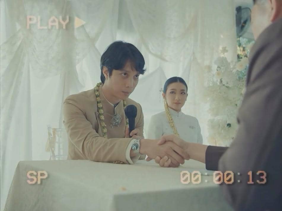 Dikta dan Rachel Florencia berpose bersama dalam momen pernikahan mereka dengan mengenakan busana pengantin.