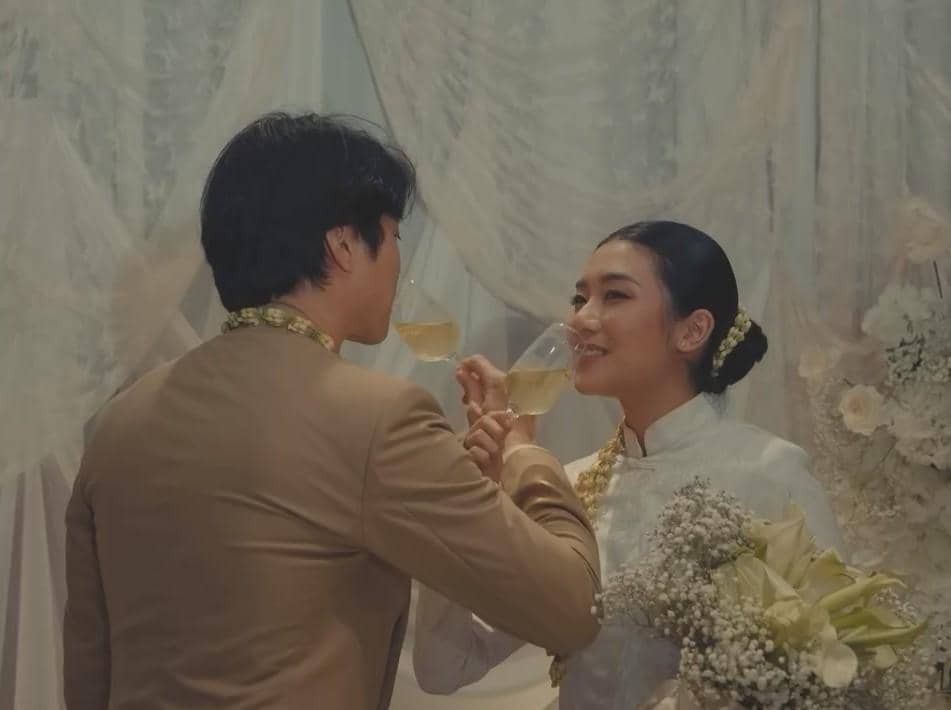 Dikta dan Rachel Florencia tampil dalam momen pernikahan dengan busana pengantin berwarna putih elegan.