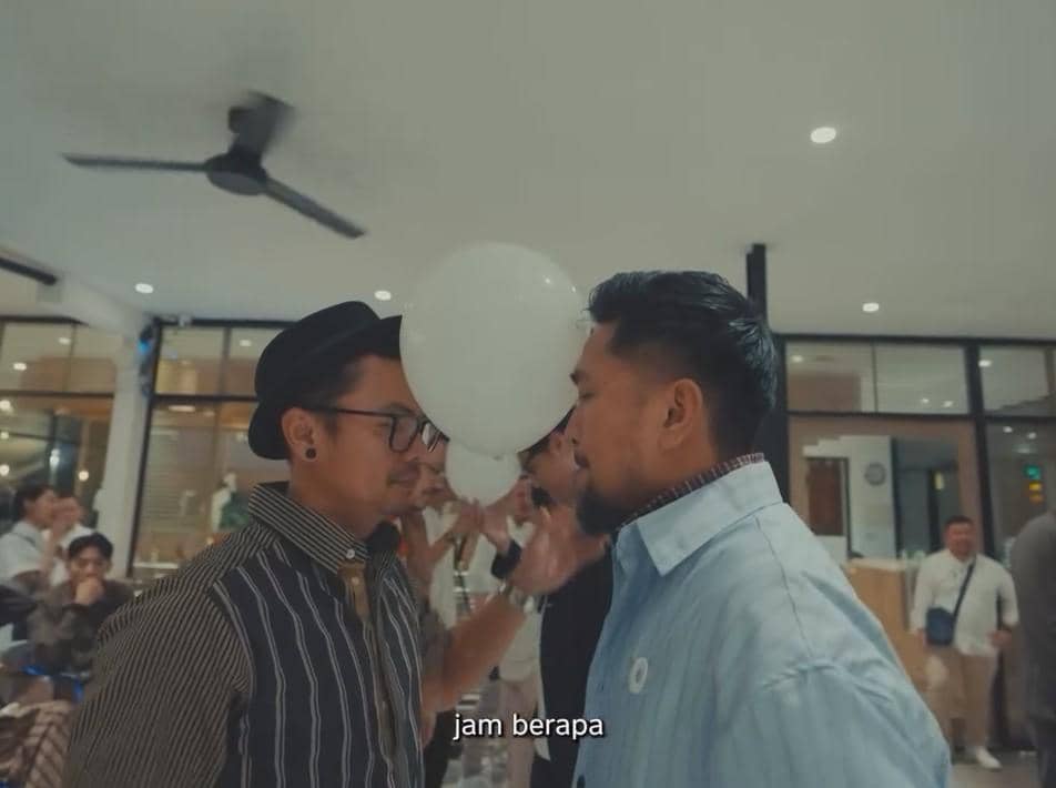 Dikta dan Rachel Florencia berpose dalam momen pernikahan dengan busana pengantin bernuansa putih.