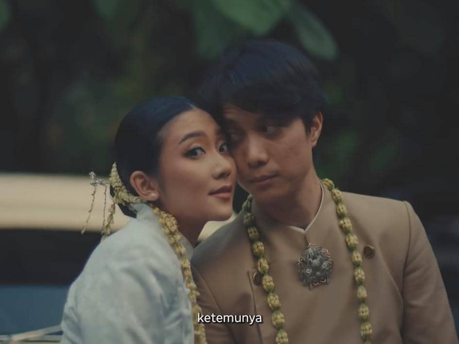 Dikta dan Rachel Florencia berpose bersama dalam momen pernikahan dengan busana pengantin bernuansa formal.