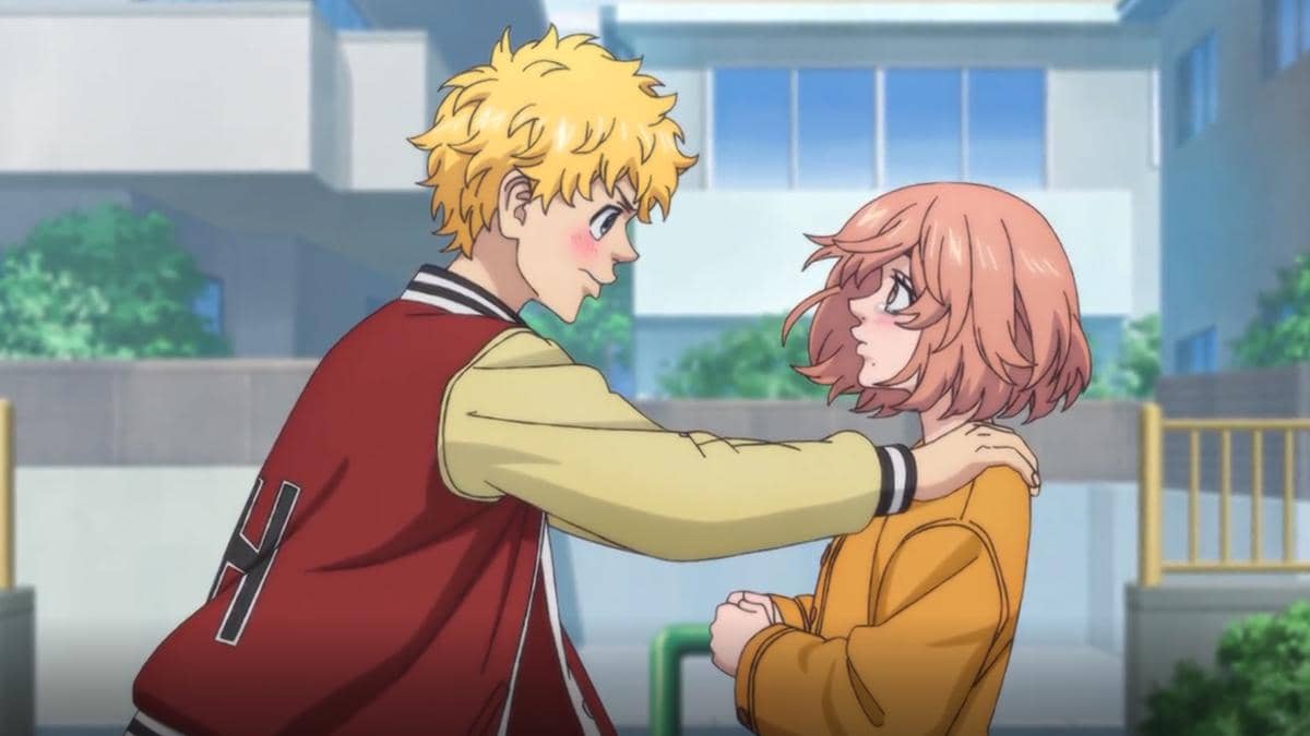 Takemichi berlutut melamar Hina di tepi pantai saat senja dalam adegan anime Tokyo Revengers musim keempat.