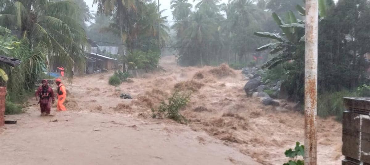 Aliran sungai Batang Kuranji semakin meningkat (Foto: BPBD Padang)