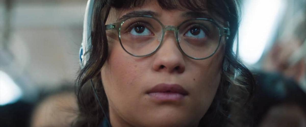 Aurora Ribero berdiri berdesakan bersama penumpang lain di dalam kereta KRL dalam adegan film Lagi Probation.