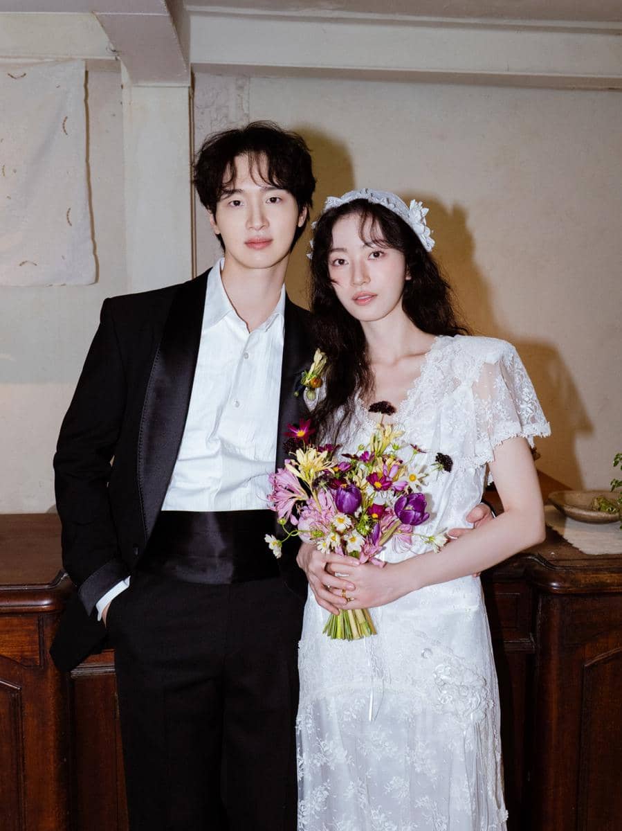 Jang Dong Yoon dan Kim Seung Yoon berpose dalam potret prewedding dengan busana formal bernuansa elegan.