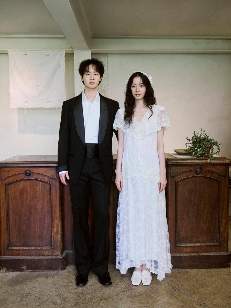 Jang Dong Yoon dan Kim Seung Yoon berpose dalam potret prewedding yang dibagikan melalui Instagram.