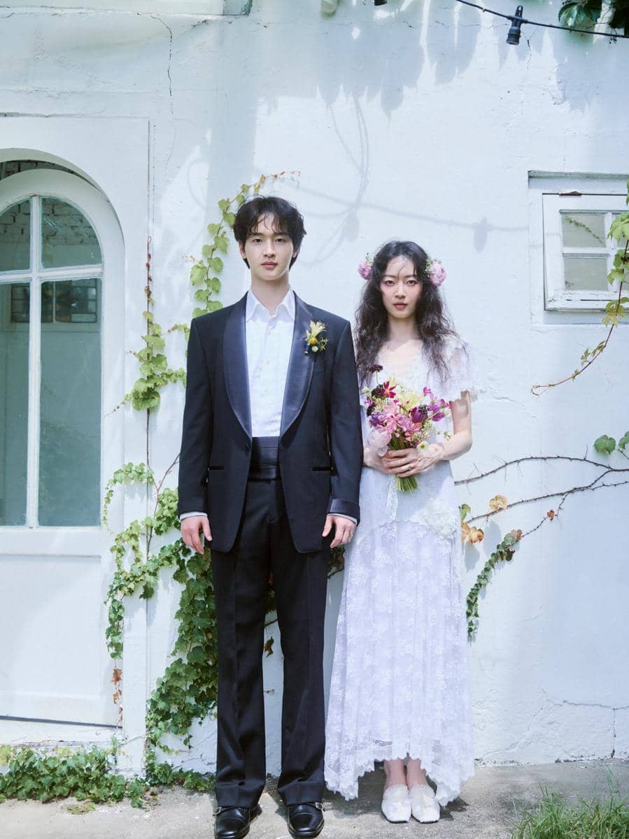 Jang Dong Yoon dan Kim Seung Yoon berpose bersama dalam potret prewedding yang dibagikan melalui Instagram.