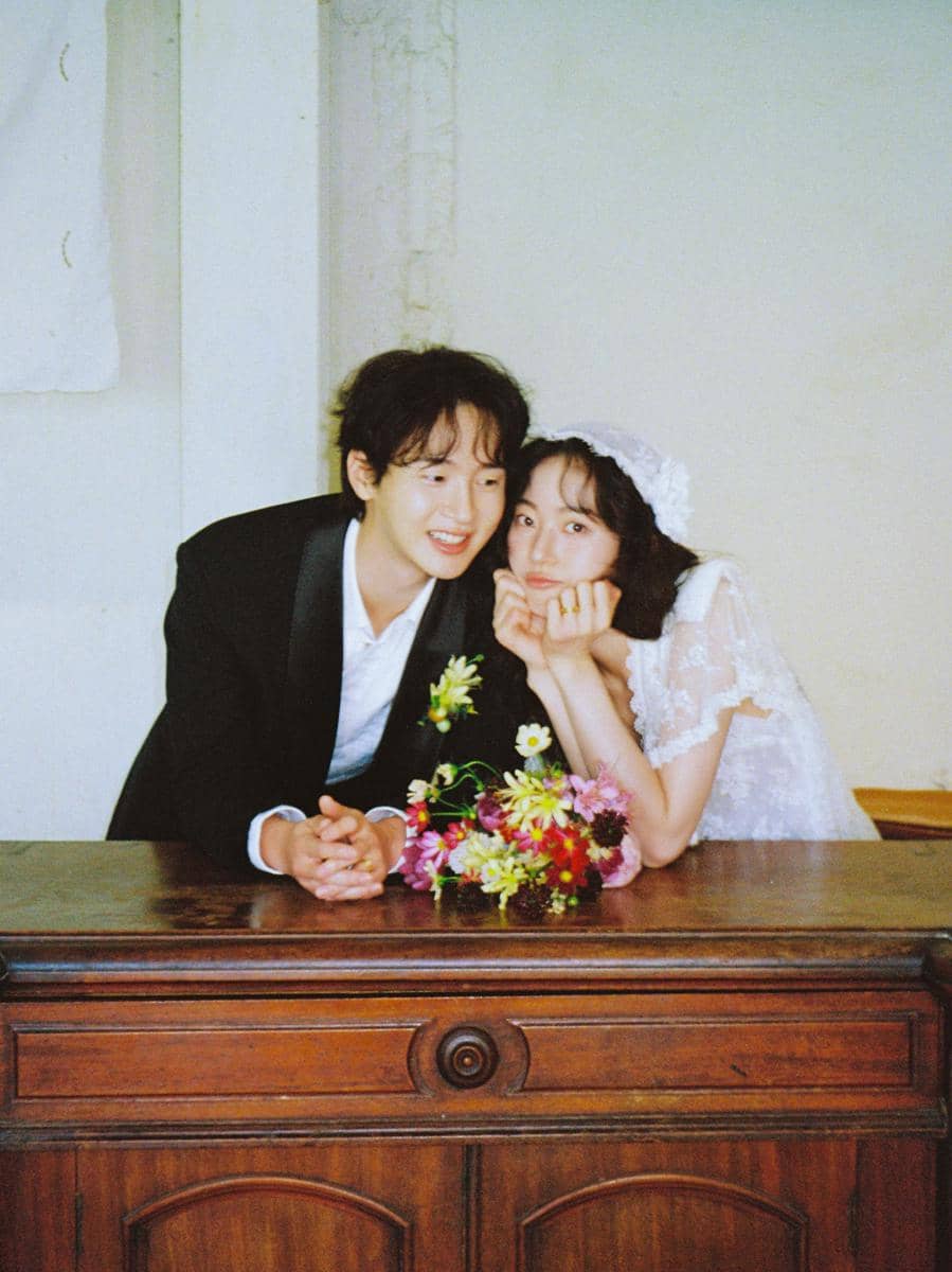 Jang Dong Yoon dan Kim Seung Yoon berpose dalam potret prewedding bernuansa romantis yang diunggah di Instagram.