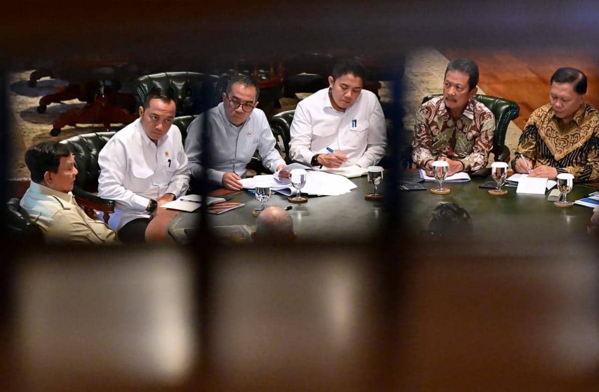 Presiden Prabowo Subianto rapat terbatas di kediaman pribadi, Hambalang, Bogor, Jumat (9/10/2026) (dok. Sekretariat Presiden)