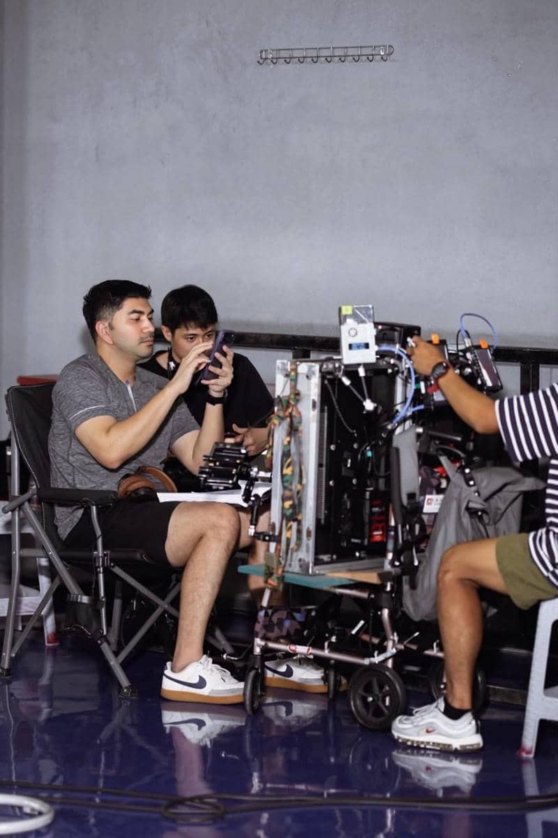 Suasana di balik layar syuting serial BL Thailand Badminton Boys yang didokumentasikan oleh Gandhi Fernando.