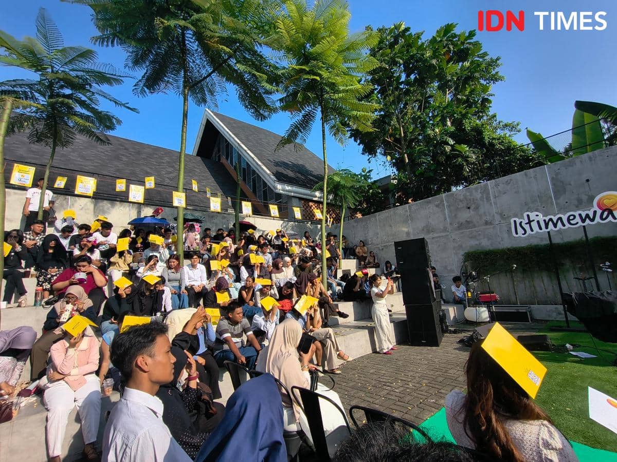 Kerumunan anak muda Gen Z memadati area CNB Dr Mansyur Medan untuk menyaksikan penampilan Raissa Anggiani.