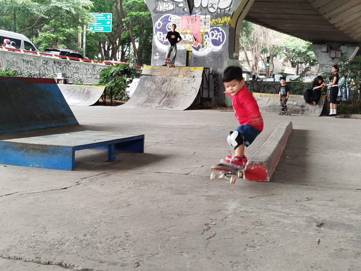Iboy, Bocah Empat Tahun Merajut Mimpi di Bawah Jembatan Pasupati