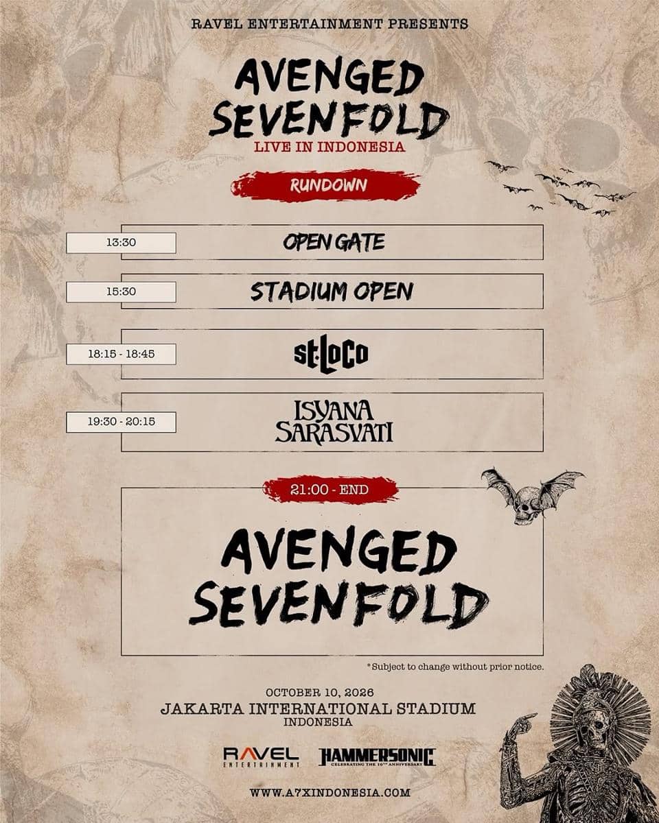 Avenged Sevenfold tampil di atas panggung saat konser di Jakarta International Stadium (JIS), disaksikan para penonton.
