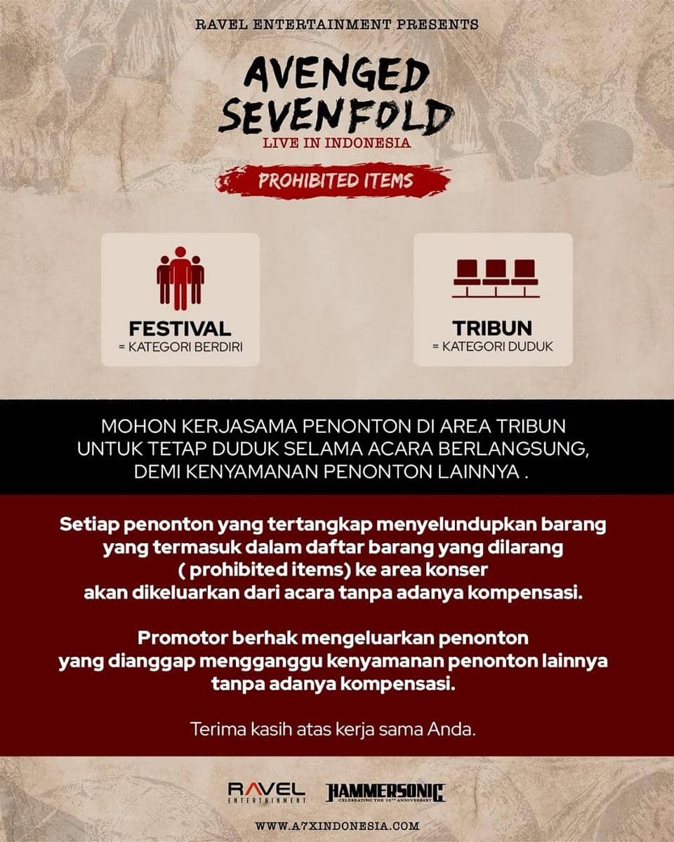 Vokalis Avenged Sevenfold tampil di panggung dengan sorotan lampu merah saat konser di JIS, Jakarta.