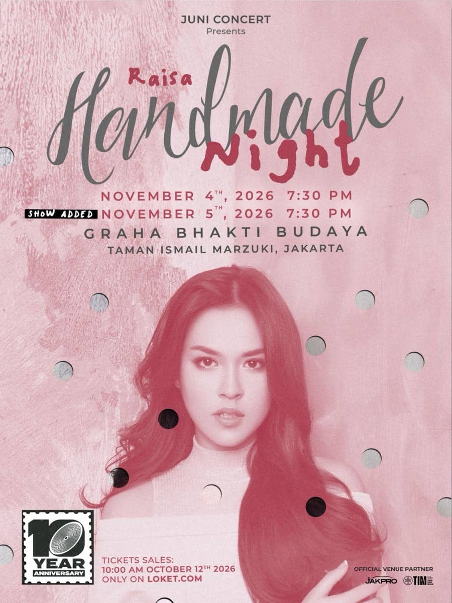 Penyanyi Raisa tampil dalam konser Handmade Night di atas panggung dengan sorotan lampu pertunjukan.