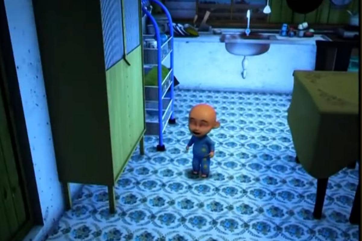 Ipin tidur sambil makan ayam goreng di dapur dan disangka tuyul oleh Upin