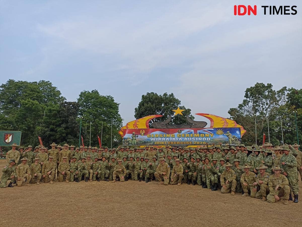 Ratusan prajurit TNI AD dan Australia berpose bersama di lapangan utama Markas Banteng Raiders Srondol, Semarang.