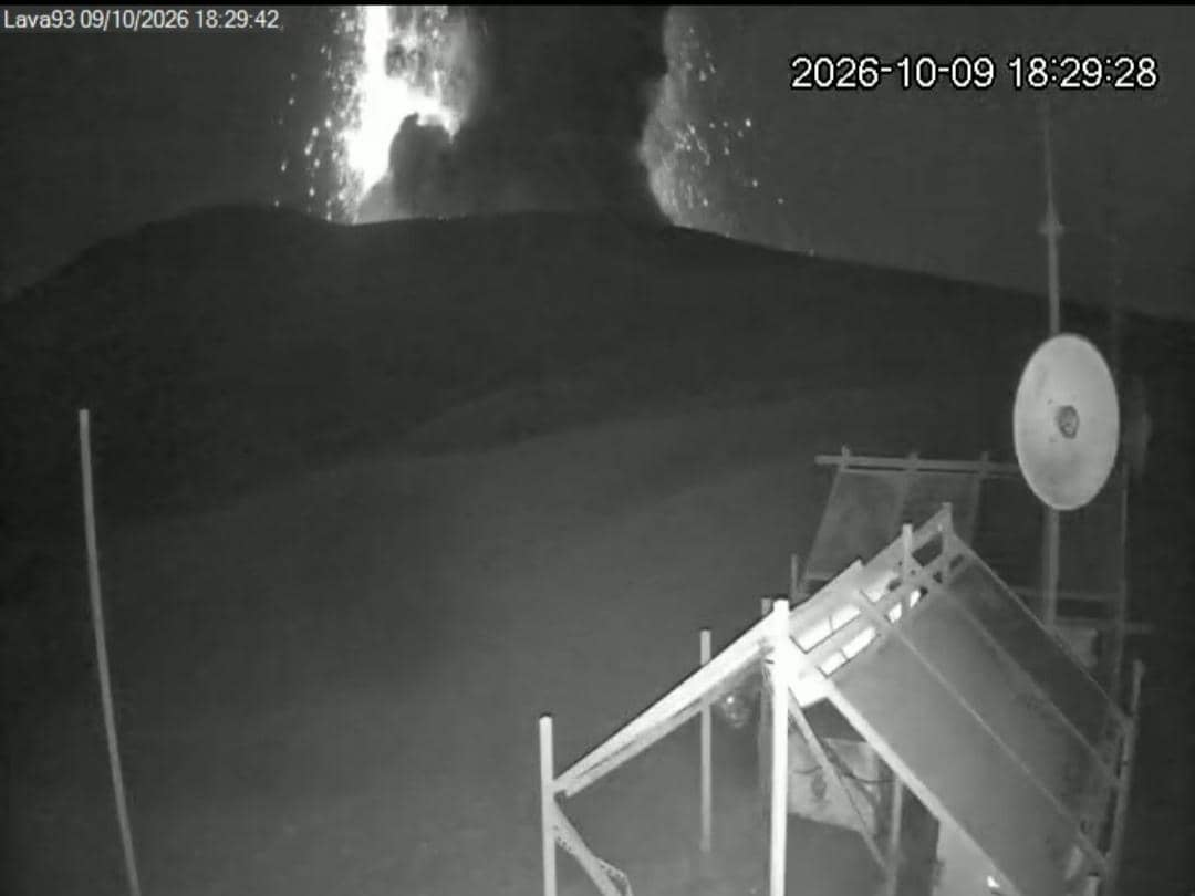 Tangkap layar aktivitas Gunung Anak Krakatau, Sabtu (10/10/2026) pukul 18.28 WIB.