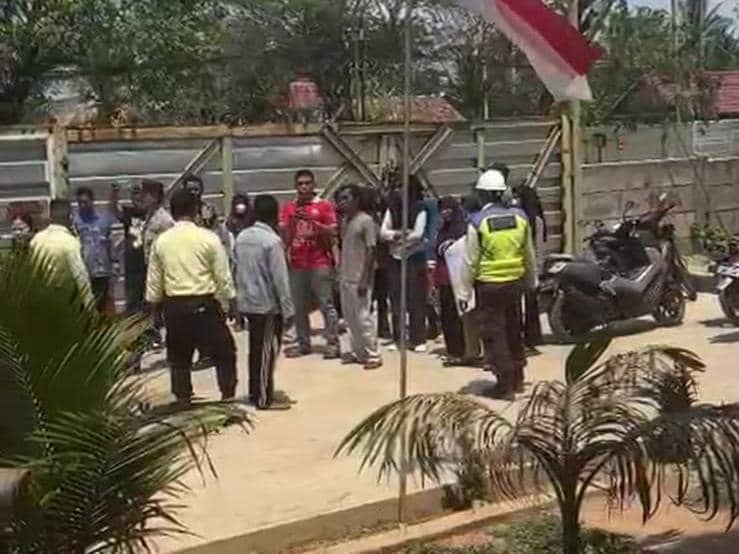 Massa menggelar aksi protes atas dugaan pencemaran lingkungan dilakukan PT PT Indo Thai Coco di Tarahan, Kabupaten Lampung Selatan